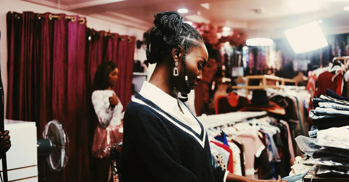 Dos mujeres de compras en una elegante boutique de Abuja. Moda, elegancia y tendencias modernas.