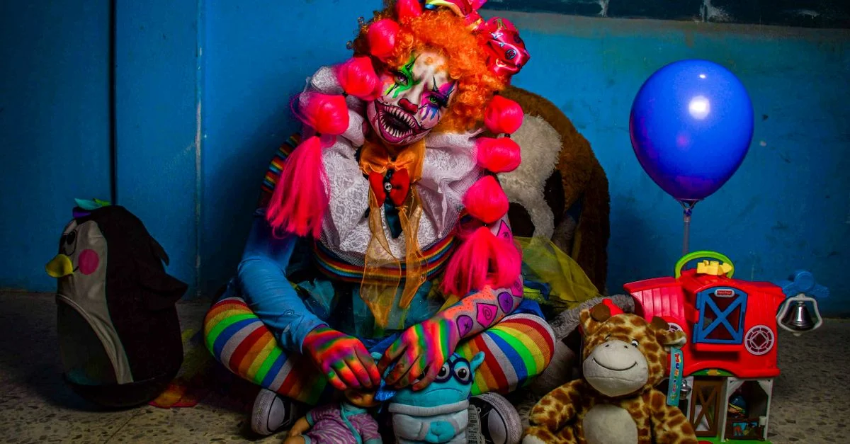 Un payaso vibrante rodeado de juguetes y un globo en un ambiente interior colorido.