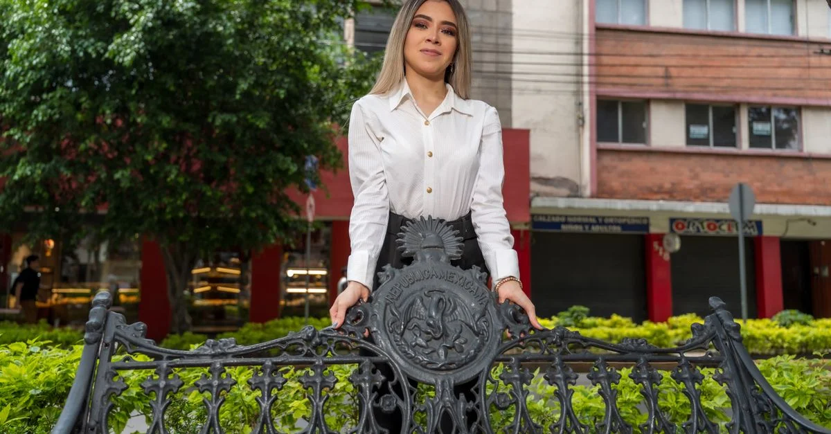 Mujer elegante posando al aire libre en Ciudad de México. Ambiente urbano vibrante, postura perfecta.